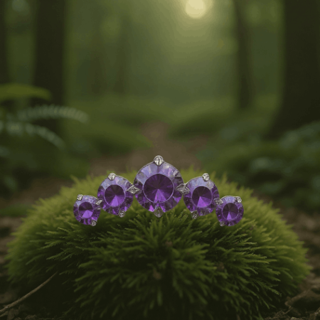 elegancki labret typu cluster, ozdobiony pięcioma fioletowymi cyrkoniami kubicznymi ułożonymi w delikatny łuk.