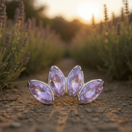 Nakrętka typu CLUSTER składa się z 4 cyrkonii w szlifie markiza w intensywnym odcieniu ametystu, tworząc diademowy akcent