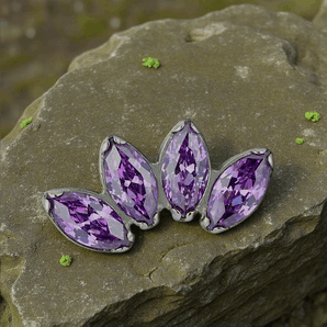 Elegancki labret wykonany z tytanu ASTM F-136 - biokompatybilny, hipoalergiczny i odporny na korozję.