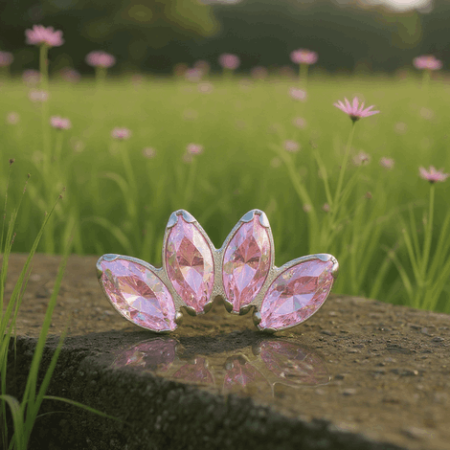 labret wykonany z tytanu ASTM F-136 — biokompatybilny, hipoalergiczny. Nakrętka typu CLUSTER składa się z 4 cyrkonii w szlifie markizy w delikatnym odcieniu różu, które razem tworzą diademowy, zwracający uwagę akcent.