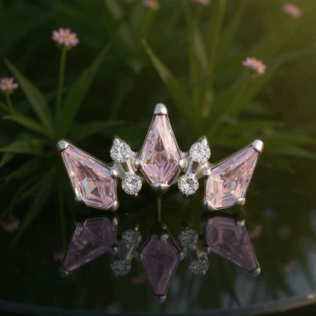 Labret „Pink Diadem” – tytan ASTM F-136, różowe i białe cyrkonie Subtelny i elegancki labret, którego ozdobę stanowi nakrętka z siedmiu elementów ułożonych w harmonijną linię.