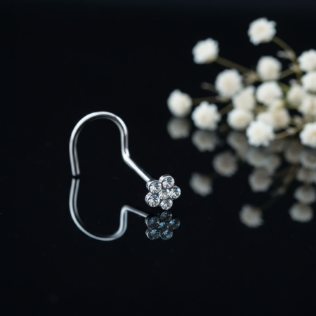 Kolczyk do nostrila z płaskim kwiatkiem z białymi cyrkoniami