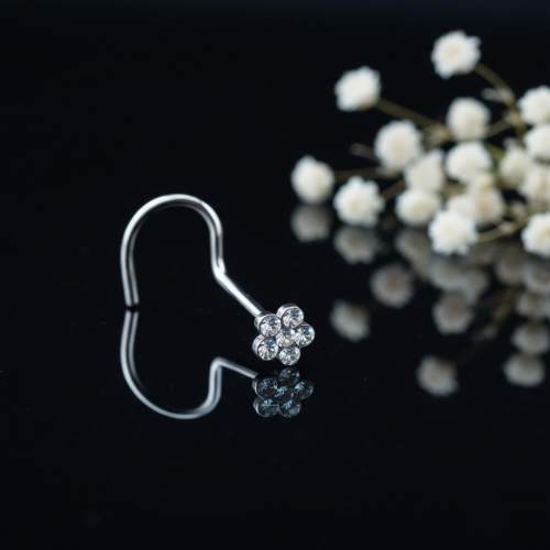 Przejdź do produktu Zakręcony kolczyk do nosa z białym kwiatkiem 