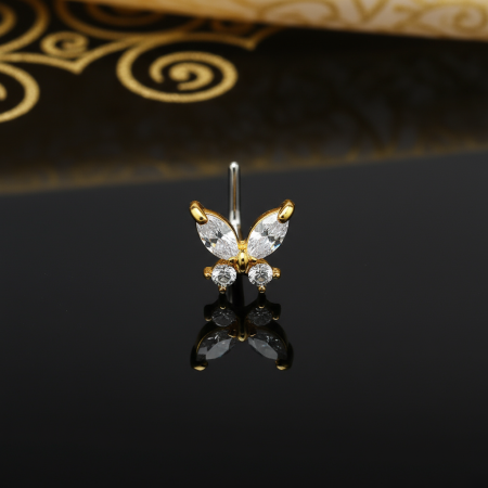 Kolczyk zdobi motylek złożony z czterech błyszczących cyrkonii, które pięknie odbijają światło, tworząc efekt lekkości i świeżości. Ozdoba o średnicy 5 mm