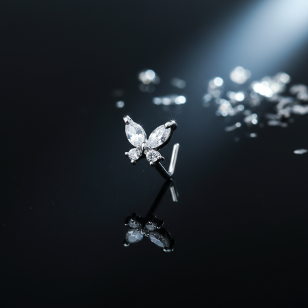 Kolczyk zdobi motylek złożony z czterech błyszczących cyrkonii, które pięknie odbijają światło, tworząc efekt lekkości i świeżości.