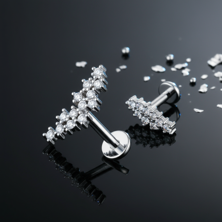 Ozdobny labret typu cluster zachwyca pięcioma cyrkoniami o eleganckim kształcie markizy, które tworzą efektowną, błyszczącą kompozycję