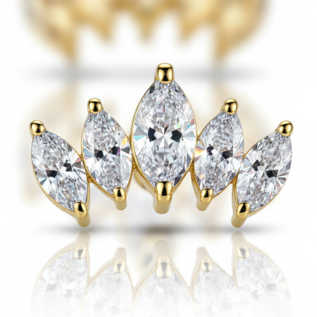 Delikatny połysk kamieni w połączeniu ze złotą oprawą sprawia, że kolczyk prezentuje się wyjątkowo szykownie.