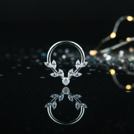 otoczoną białymi cyrkoniami ułożonymi w formie gałązek oplatających obręcz.