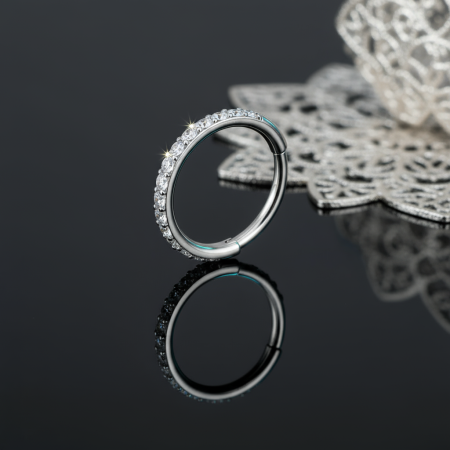 Przepiękne kółeczko do nostrila ze stali chirurgicznej, ozdobione rzędem białych cyrkonii.