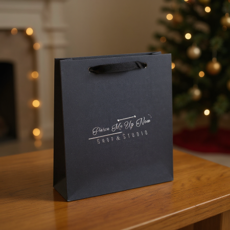 Torebka z logo Pierce Me Up Now, idealna na kolczyki, bon podarunkowy lub zestaw kosmetyków do pielęgnacji piercingu. Wykonana z papieru, rozmiar 150x50x160 mm.