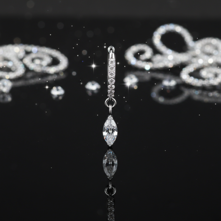 Zdobiona kryształowa obręcz oraz subtelna łezka dodają całości elegancji i blasku, idealnie podkreślając przekłucia conch i helix lub rook.