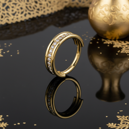 Clicker Gold Triple Line — nowoczesna elegancja do conch, helix i lobe. Potrójna obręcz z błyszczącymi cyrkoniami dodaje olśniewającego blasku.