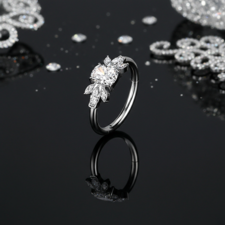 Kółeczko Clicker Marquise Leaf z tytanu chirurgicznego, ozdobione szmaragdową cyrkonią i podwójnymi markizami.