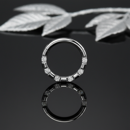 Siedem cyrkonii, precyzyjnie osadzonych metodą CNC, pięknie odbija światło i podkreśla wyjątkowy charakter biżuterii.