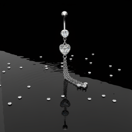 Okazały kolczyk do pępka z zawieszką z serduszkiem i trzema łańcuszkami.