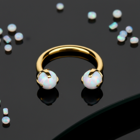 Złota podkówka z białymi opalami