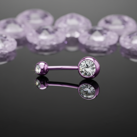 Fioletowy kolczyk do pępka z białymi kryształkami