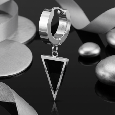 Kółeczko huggie Triangle Dangle, Kółeczko huggie z trójkątną zawieszką zdobioną czarną emalią.