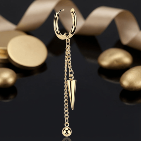 Kółeczko huggie Gold Cone Dangle. Złote kółeczko huggie z podwójną zawieszką i stożkiem.