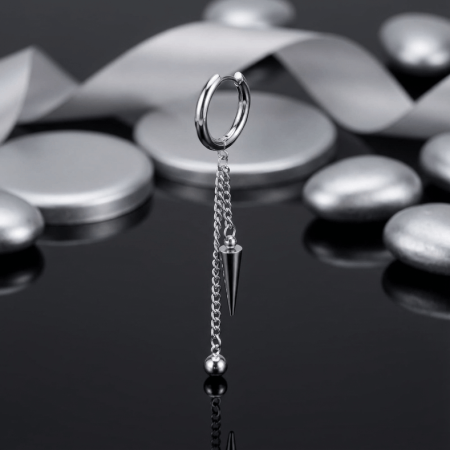 Kółeczko huggie Cone Dangle. Srebrne kółeczko huggie z podwójną zawieszką i stożkiem.