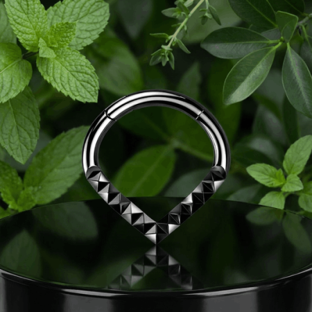 Charakterne kółeczko clicker Black Triangle w kształcie litery V, idealne do piercingu septum i daith.