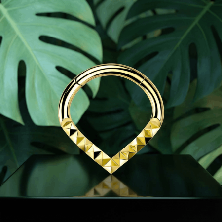 Złote kółeczko clicker w kształcie litery V, idealne do piercingu septum i daith.