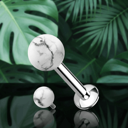 Labret ze stali chirurgicznej 316L z naturalnym białym kamieniem howlit 4 mm.