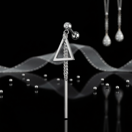 Elegancka i subtelnie efektowna sztanga do ucha w srebrnym wykończeniu, ozdobiona długą, geometryczną zawieszką Triangle Dangle.