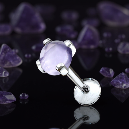 Subtelny labret ozdobiony ametystem o średnicy 4 mm, kamieniem harmonii i relaksu.