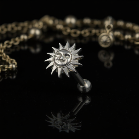 Stylowa sztanga do ucha ozdobiona pięknie żłobionym motywem słońca o szerokości 7,1 mm, która przyciąga wzrok i dodaje biżuterii wyjątkowego charakteru.