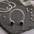 Elegancka podkówka do piercingu ozdobiona czarnymi kryształkami, które zostały ustawione front facing – skierowane w stronę widoczną w przekłuciu, dzięki czemu maksymalnie eksponują blask