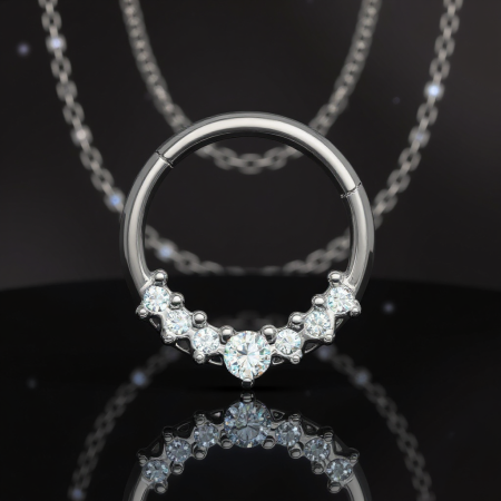 Elegancki clicker zdobiony 7 białymi cyrkoniami kubicznymi, który pięknie prezentuje się w przekłuciach typu septum oraz Daith.