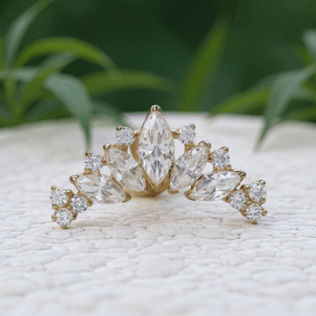 Tytanowy labret Golden Tiara  Ozdobny labret z tytanu w kolorze złotym, zdobiony aż 15 błyszczącymi cyrkoniami