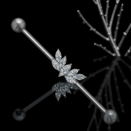 Srebrna sztanga do industriala – Crystal Butterfly (powłoka rodu) Efektowna sztanga do przekłucia industrial, ozdobiona misternym motywem motyla uformowanego z siedmiu cyrkonii