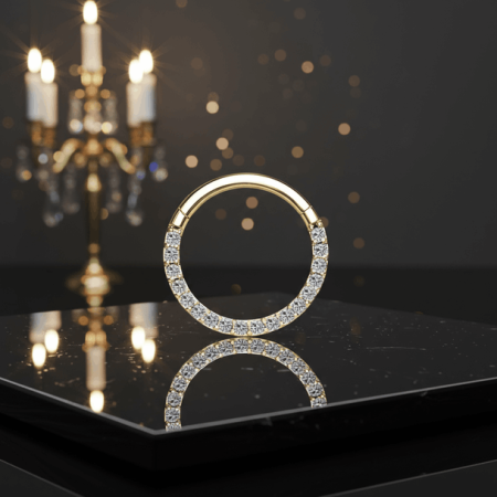 Złoty clicker z kryształową obręczą ze stali chirurgicznej PVD. Elegancki, precyzyjnie wykończony, idealny do daith i septum. Subtelny blask białych kryształków i wygodny mechanizm kliknięcia.