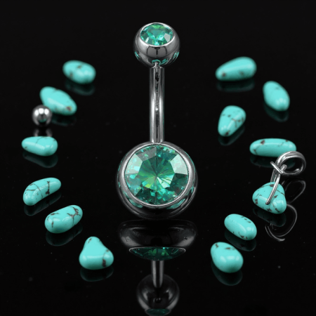 Kolczyk do pępka – klasyczny bananek ze szmaragdowymi cyrkoniami