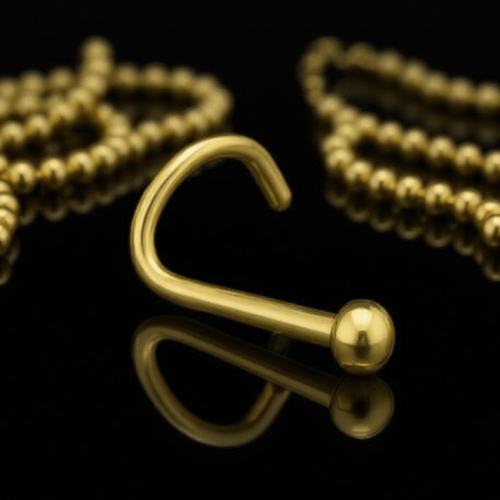 Przejdź do produktu Złoty zagięty kolczyk do nosa z półkulą  