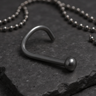 Przejdź do produktu Czarny zagięty kolczyk do nosa z półkulą 