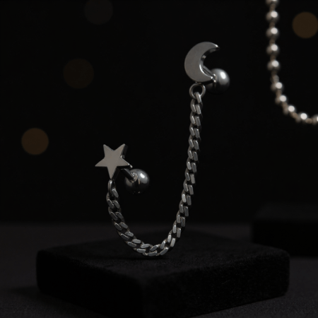 Czarny kolczyk do ucha łańcuszek z księżycem i gwiazdką