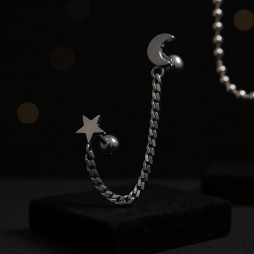 Przejdź do produktu Czarny kolczyk do ucha łańcuszek z księżycem i gwiazdką 