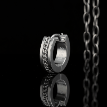 Kółeczko huggie z łańcuszkiem do płatka ucha, obręcz 4 mm, średnica 13 mm.