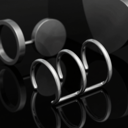 Nausznica z 3 kółeczkami ze stali chirurgicznej, nie wymaga przekłucia.