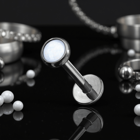 Czarny labret z białym, rozświetlającym kamieniem Illuminating, gwint wewnętrzny.