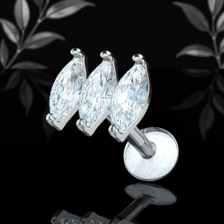 Labret z trzema kryształowymi markizami. Kryształki typu CZ (cubic zirconia, sześcienna cyrkonia) imitujące diamenty.