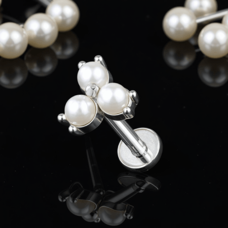 Labret Pearl Triangle z trzema syntetycznymi perłami w eleganckiej kompozycji.