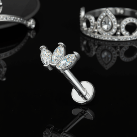 Labret z trzema kryształowymi markizami typu CZ (cyrkonia sześcienna).