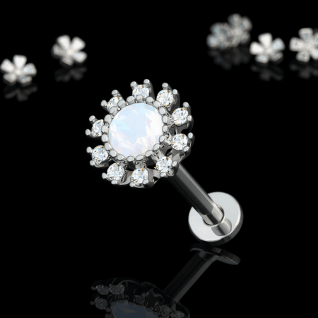 Labret z  kwiatem zdobionym białymi kryształkami CZ, z centralnym syntetycznym opalitem.