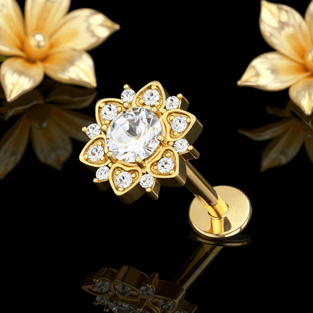 Labret złoty Paved Flower z kwiatem obsypanym białymi kryształkami CZ. Nakrętka 7,9 mm na gwint wewnętrzny. Idealny do piercingu lobe, helix, tragus, conch. Pręt ze stali 316L, nakrętka z mosiądzu pokryta 14K złotem.