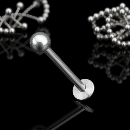 Labret push in z kuleczką. Bez gwintu, ozdoba wpychana na zakrzywionym pręciku z malutką kulką, która zapewnia idealne przyleganie.