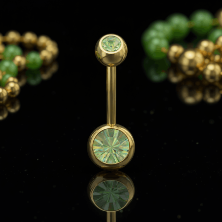 Kolczyk do pępka w kolorze złota z zielonymi kryształkami